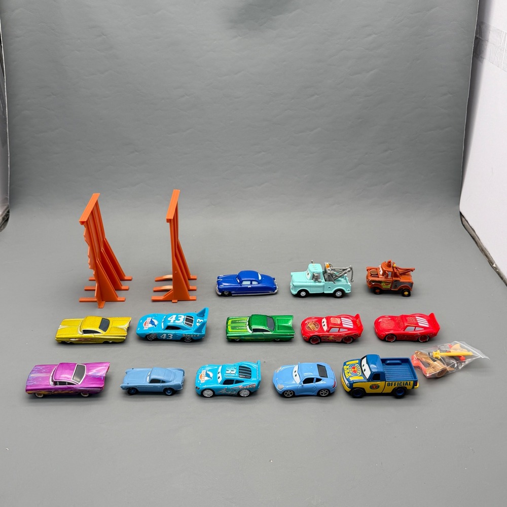 Disney Pixar Cars Diecast Plastic Lot Thunder Hollow Raceway Accessories - Picture 5 of 13